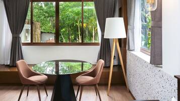 Honeymoon Suite, Garden View | Dining