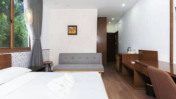 Deluxe Double Room, 1 Queen Bed, Garden View | WiFi (free)