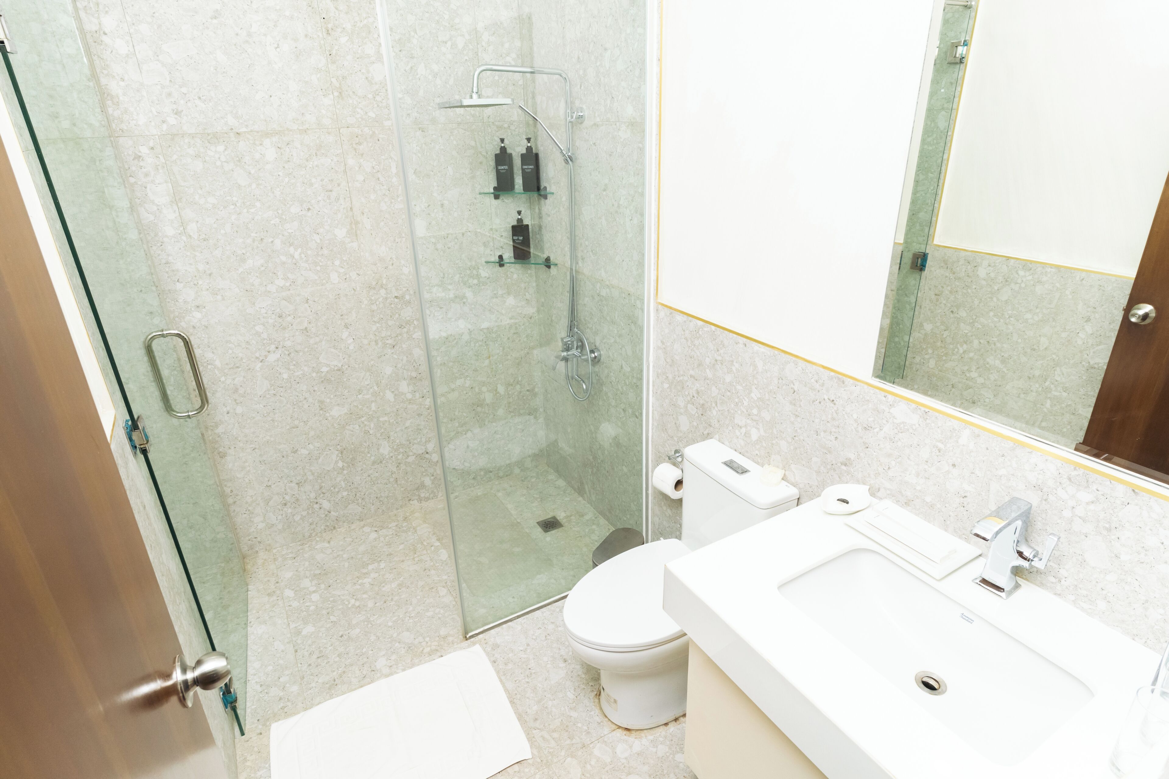 Standard Double Room, 1 Queen Bed | Bathroom | Towels, soap, shampoo, toilet paper