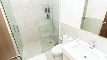 Standard Double Room, 1 Queen Bed | Bathroom | Towels, soap, shampoo, toilet paper