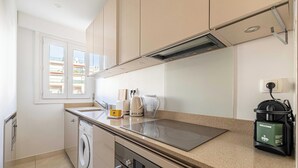Wasserkocher mit Kaffee-/Teezubehör, Kühlschrank, Mikrowelle, Ofen