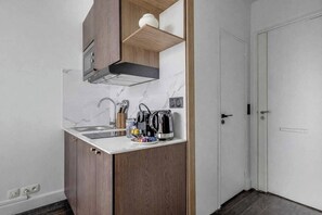 Wasserkocher mit Kaffee-/Teezubehör, Kühlschrank, Mikrowelle, Herdplatte