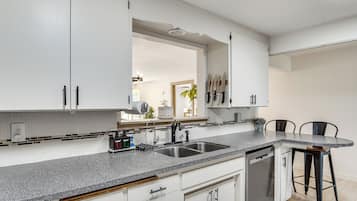 Fridge, microwave, stovetop, dishwasher
