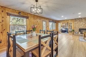 Dining - 1 Mi to Pikes Peak! Creekside Family Hideaway (Cascade-Chipita Park)