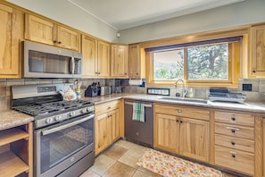 Coffee/tea maker, fridge, microwave, stovetop - 1 Mi to Pikes Peak! Creekside Family Hideaway (Cascade-Chipita Park)