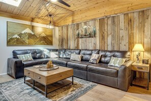 TV, fireplace, books, video library - 1 Mi to Pikes Peak! Creekside Family Hideaway (Cascade-Chipita Park)