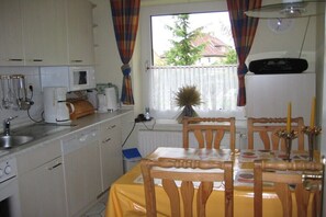 Coffee/tea maker, fridge, microwave, oven - A - Holiday home in the garden (Bad Harzburg)