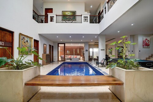 Luxury Twin Stay with Free WiFi and Parking