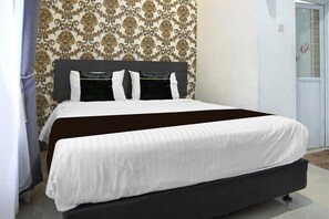 Desk, free WiFi, bed sheets - Luxury Deluxe DBL Retreat W/ Free WiFi and Parking (Padang)