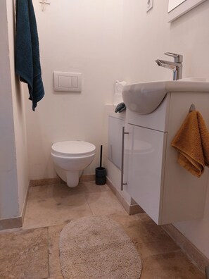 Douche, serviettes fournies, savon, papier de toilette
