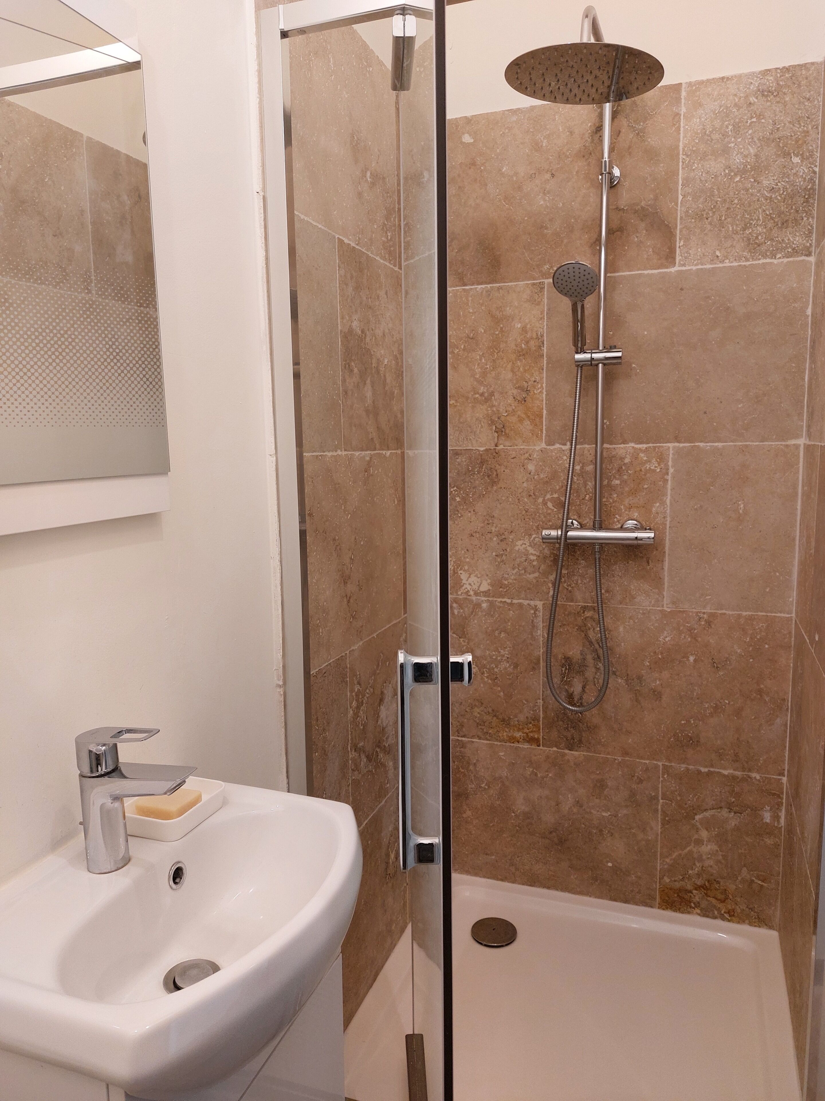 Dusche, Handtücher, Seife, Toilettenpapier