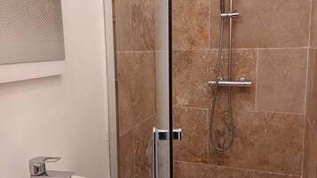 Dusche, Handtücher, Seife, Toilettenpapier