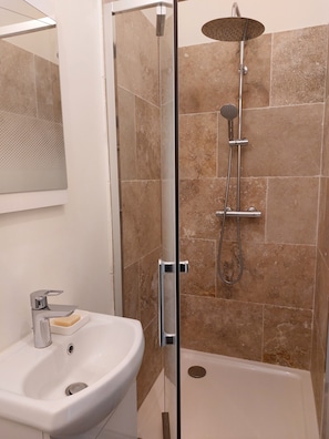 Dusche, Handtücher, Seife, Toilettenpapier