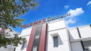 Un edificio con un letrero que dice 'POLAMAS Residences'.