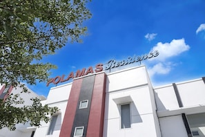 Un edifici amb un rètol que diu 'POLAMAS Residences'.