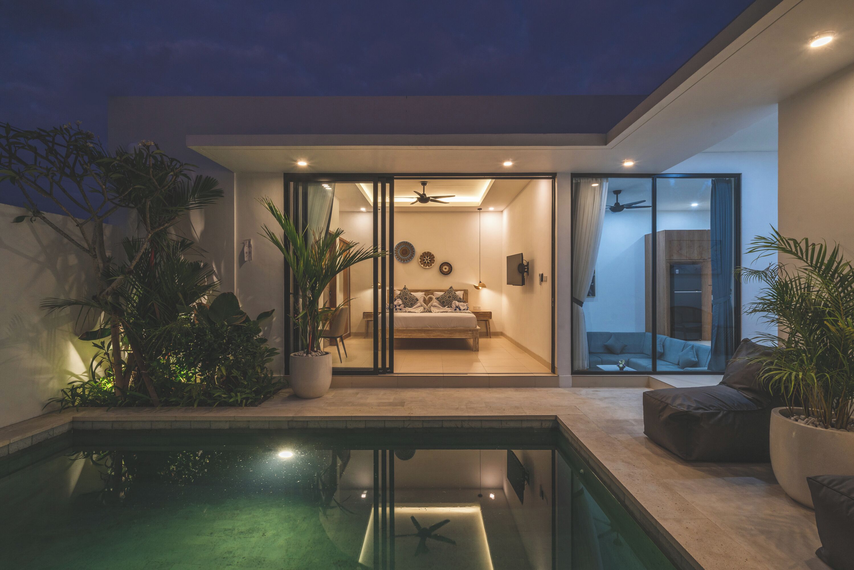 Una piscina al aire libre