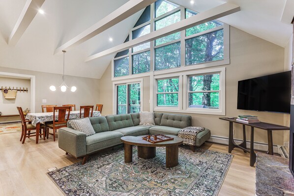 TV, fireplace, books - 3 Mi to Killington Resort! All-Season Group Escape (Killington)