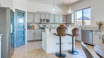 Coffee/tea maker, fridge, microwave, stovetop