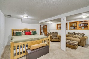 Internet, bed sheets - Fire Pit w/ Mtn Views! Cascade Couple's Getaway (Cascade)