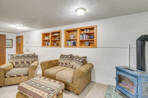 TV, fireplace - Fire Pit w/ Mtn Views! Cascade Couple's Getaway (Cascade)