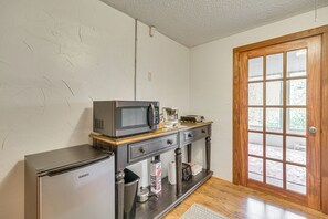 Coffee/tea maker, fridge, microwave, cookware/dishes/utensils - Fire Pit w/ Mtn Views! Cascade Couple's Getaway (Cascade)