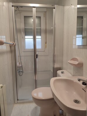 Dusche, Haartrockner, Handtücher