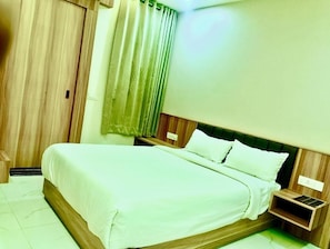 Deluxe-Doppelzimmer, Stadtblick | Schreibtisch, laptopgeeigneter Arbeitsplatz, kostenloses WLAN
