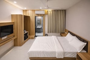 Desk, laptop workspace, free WiFi - Accuotel lavish villa (Indore)