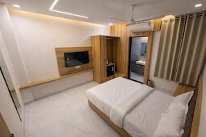 Desk, laptop workspace, free WiFi - Accuotel lavish villa (Indore)