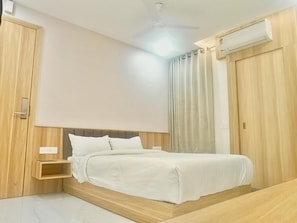 Deluxe-Doppelzimmer, Stadtblick | Schreibtisch, laptopgeeigneter Arbeitsplatz, kostenloses WLAN
