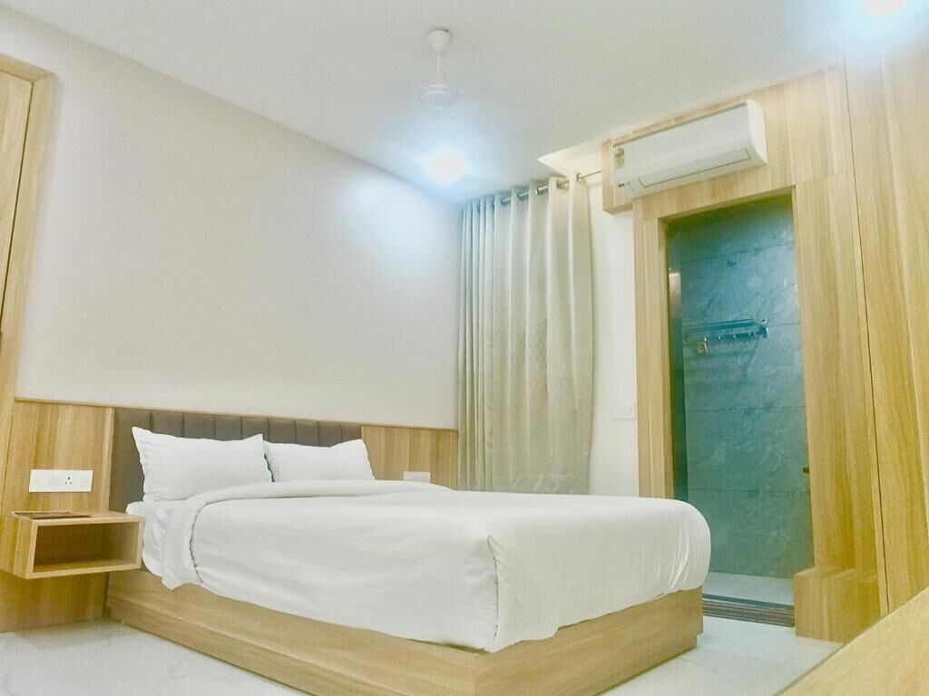 Deluxe Double Room, City View | Desk, laptop workspace, free WiFi