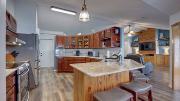 Coffee/tea maker, fridge, microwave, stovetop