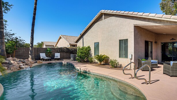A clear swimming pool with lounge chairs and a covered patio area. - 2 Mi to Surprise Stadium! Dog-Friendly Home, Pool (Surprise)