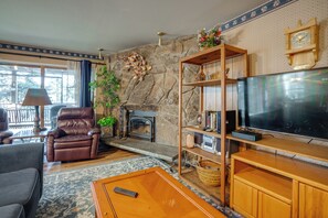 TV, fireplace, stereo - Balcony w/ Lake & Mtn Views! Walkable Dillon Condo (Dillon)