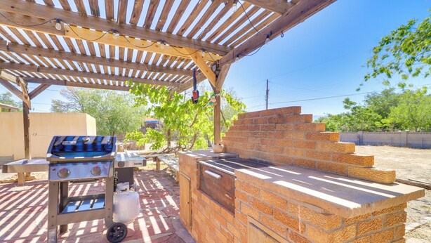An outdoor barbecue area with a grill and a brick oven, under a wooden pergola. - 2 Mi to Intel: Extended-Stay Retreat w/ Patio (Rio Rancho)