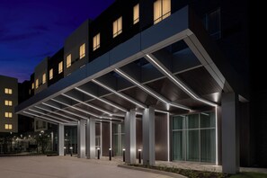 A modern hotel entrance with a covered walkway and illuminated columns. - Residence Inn by Marriott Irving Las Colinas (Irving)