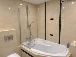 Sèche-cheveux, serviettes fournies, papier toilette