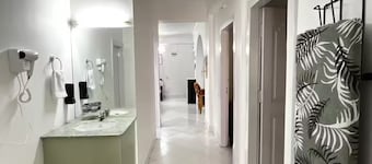 Family Friendly 2BR with Balcony Stay Near Prasanthi Nilayam Ashram
