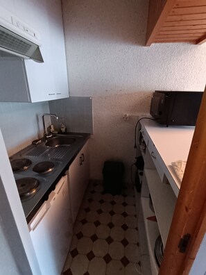 Wasserkocher mit Kaffee-/Teezubehör, Kühlschrank, Mikrowelle, Ofen
