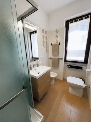 Dusche, Bidet, Handtücher