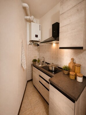 Wasserkocher mit Kaffee-/Teezubehör, Kühlschrank, Mikrowelle