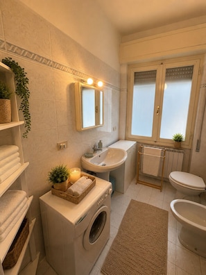 Dusche, Bidet, Handtücher