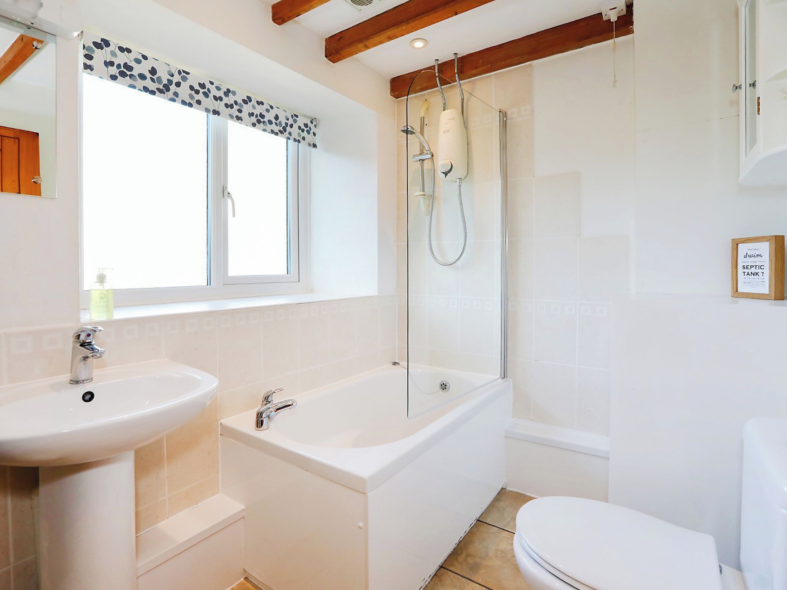 Une salle de bain avec une baignoire, un lavabo, des toilettes et une douche.