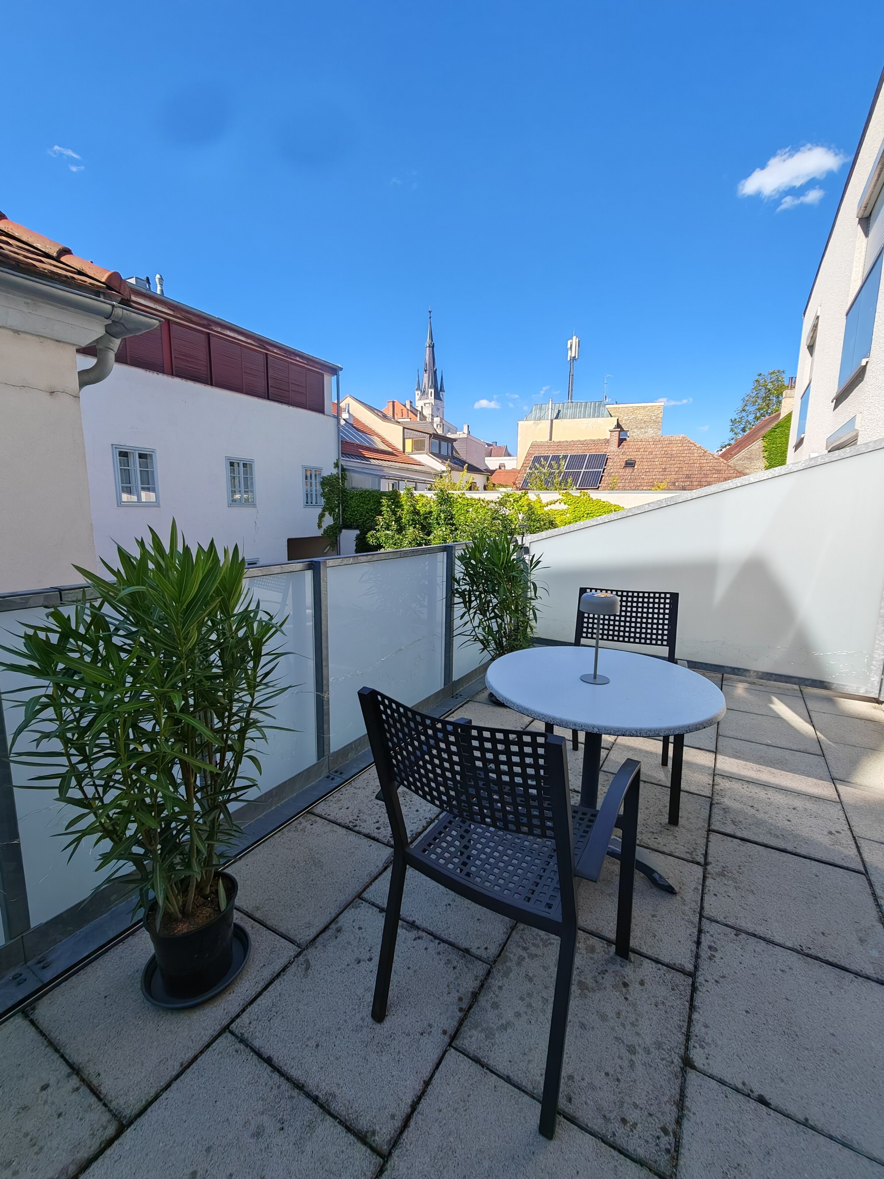 Standard-Doppel- oder -Zweibettzimmer, Balkon, Blick auf den Innenhof | Speisen im Freien