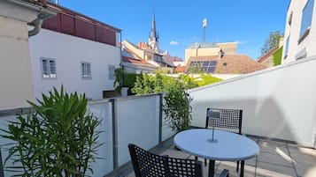 Standard-Doppel- oder -Zweibettzimmer, Balkon, Blick auf den Innenhof | Speisen im Freien