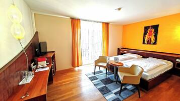 Standard-Doppel- oder -Zweibettzimmer, Balkon, Blick auf den Innenhof | Zimmersafe, Schreibtisch, Verdunkelungsvorhänge, Bügeleisen/Bügelbrett