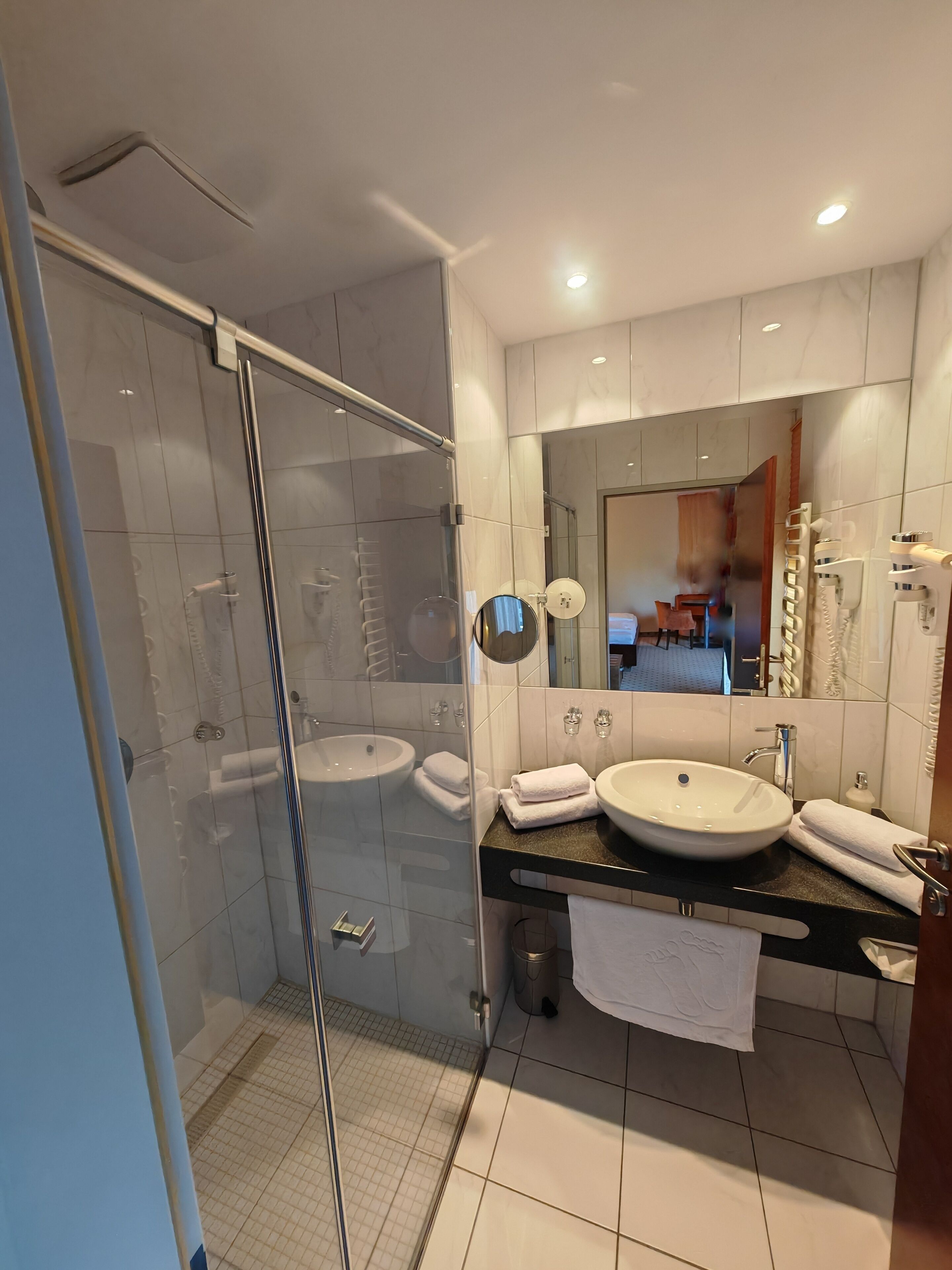 Junior-Suite, Balkon, Stadtblick | Badezimmer | Haartrockner, Handtücher, Seife, Shampoo