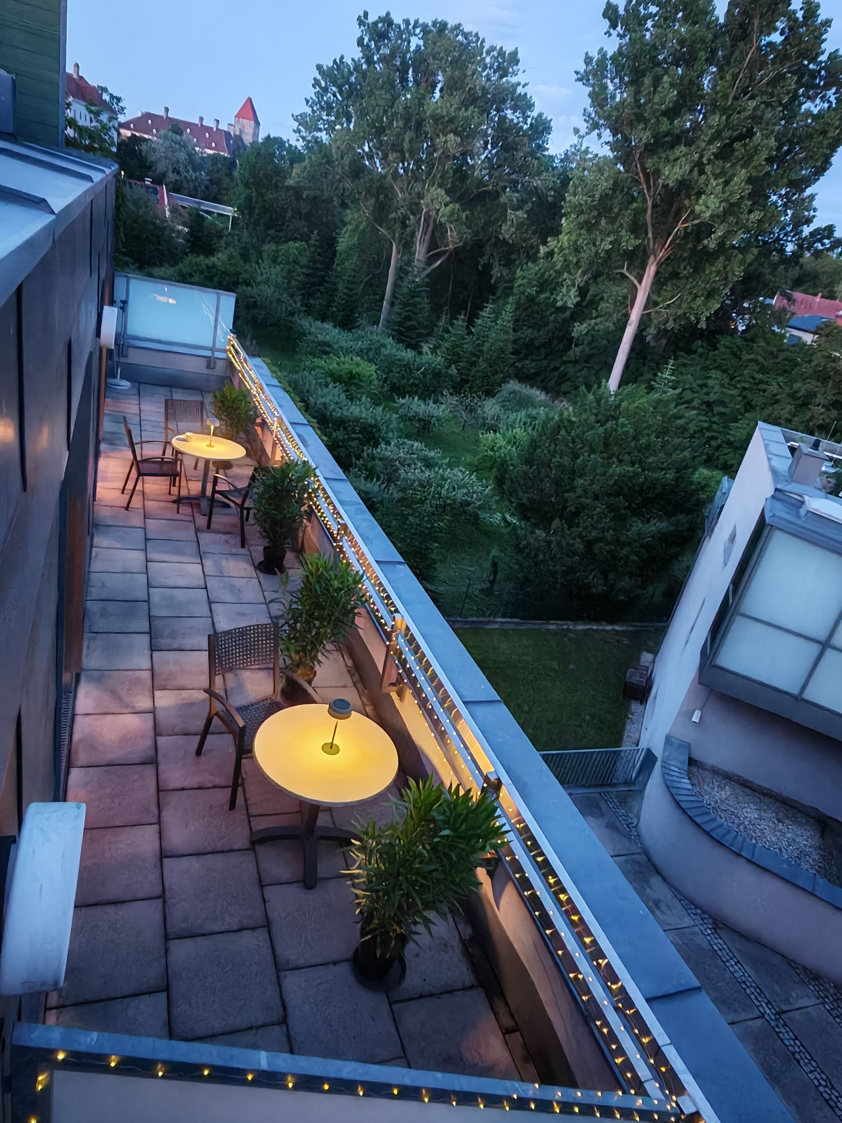 Junior-Suite, Balkon, Stadtblick | Speisen im Freien