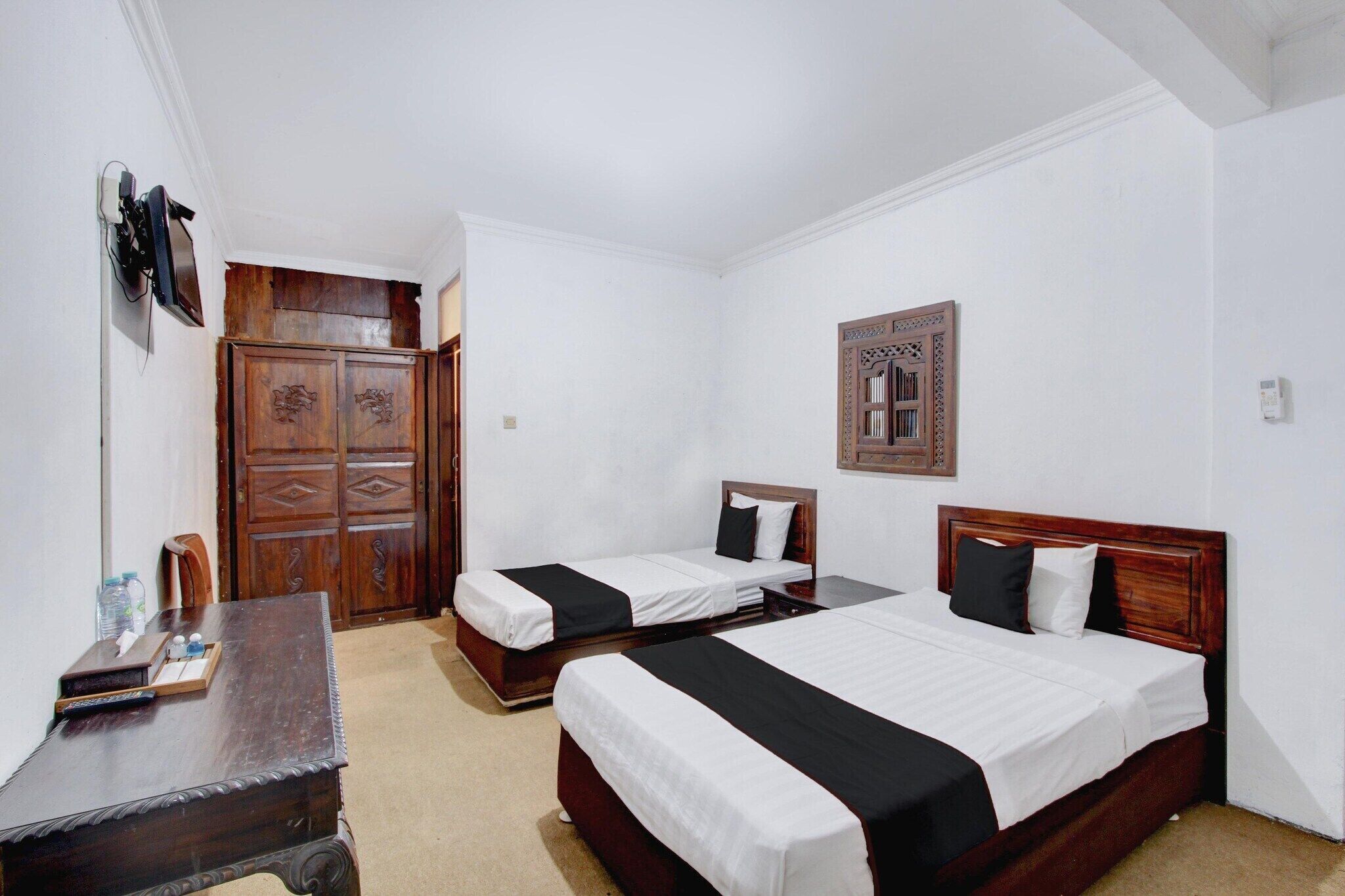 Desk, free WiFi, bed sheets