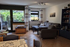 Smart-TV, DVD-Player, Bücher, Stereoanlage